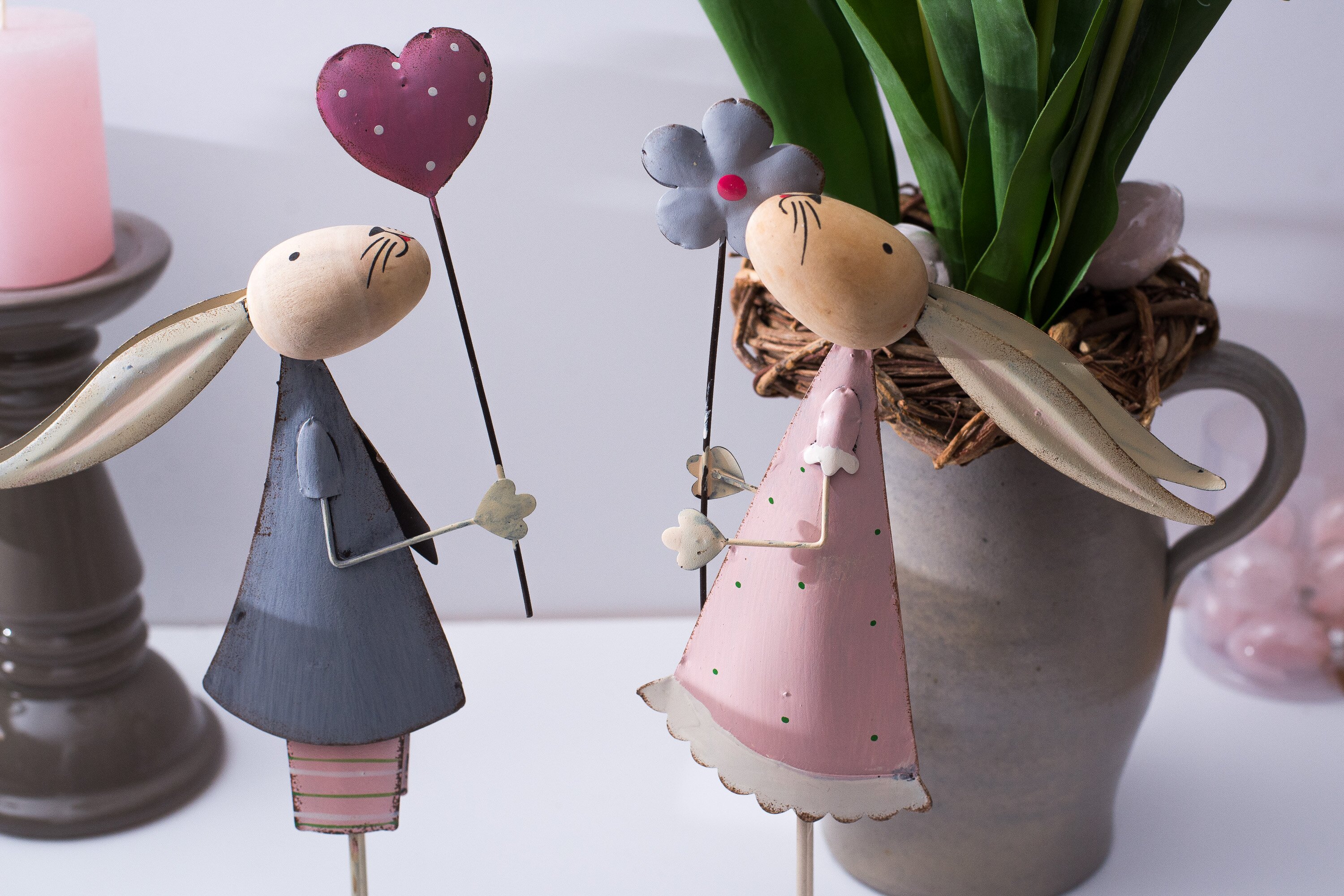 Osterhasen Figuren mit Herz und Blume. 